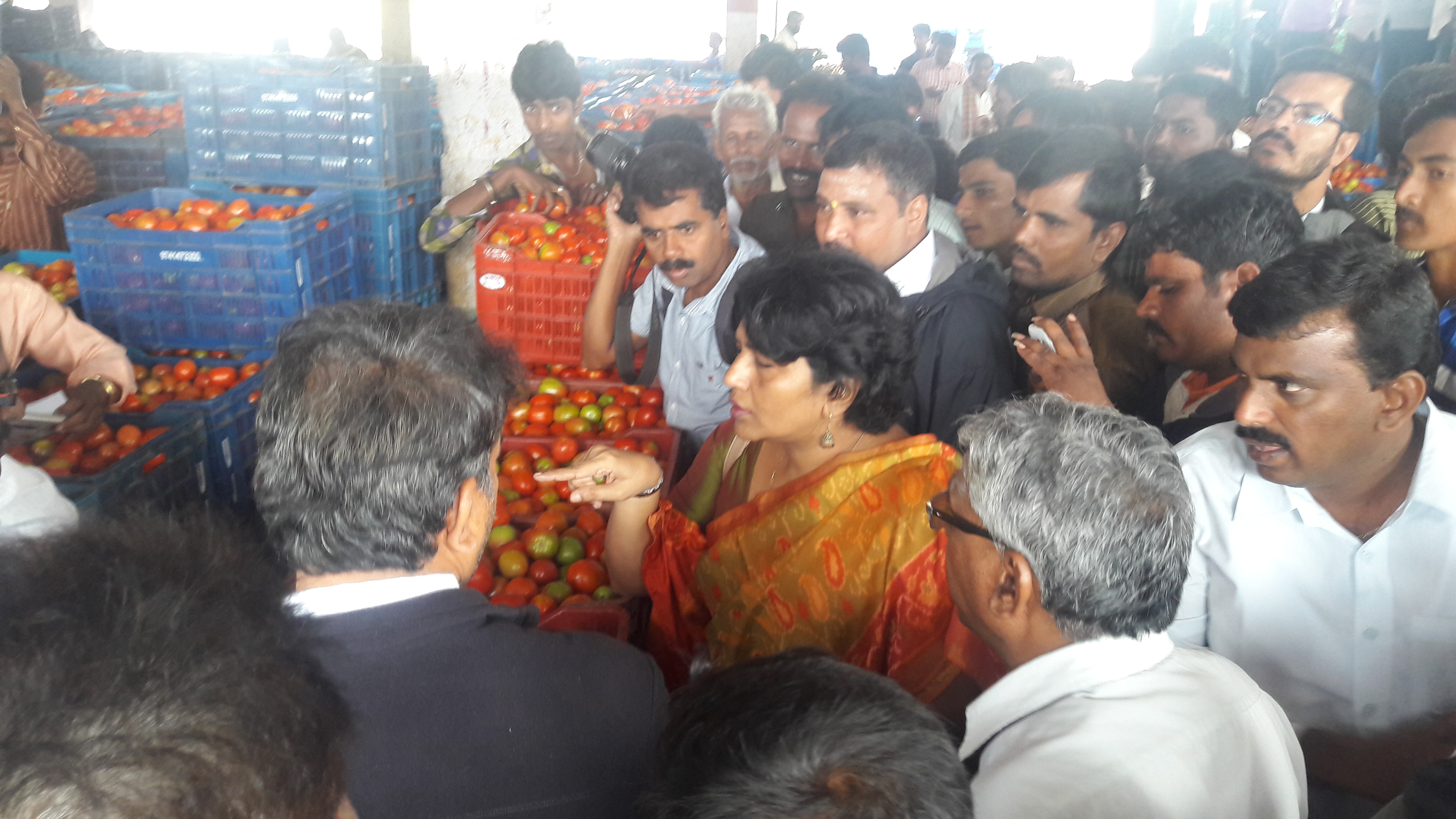 ಕೃಷಿ ಉತ್ಪನ್ನ ಮಾರುಕಟ್ಟೆಗೆ ಡಿಸಿ ದಿಢೀರ್ ಭೇಟಿ